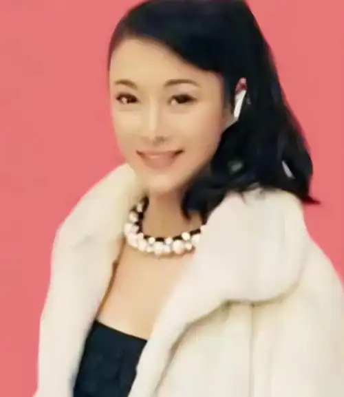 但是,在壮丽的坚持下,唐莉慢慢敞开心扉.