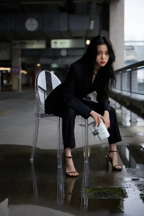 欧阳娜娜穿黑色西装小露深v坐姿霸气眼神撩人