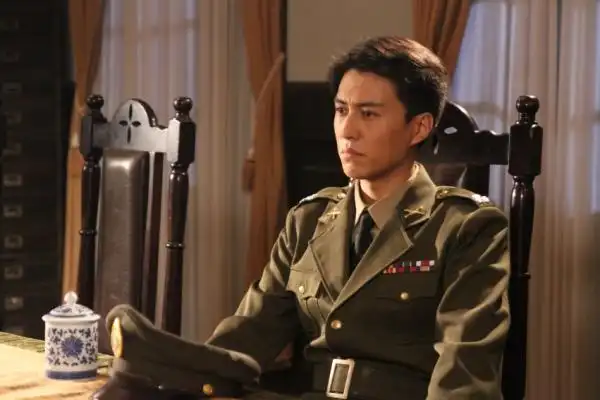 看《秘杀名单》,你们看的是剧,我看的是靳东的军装照!