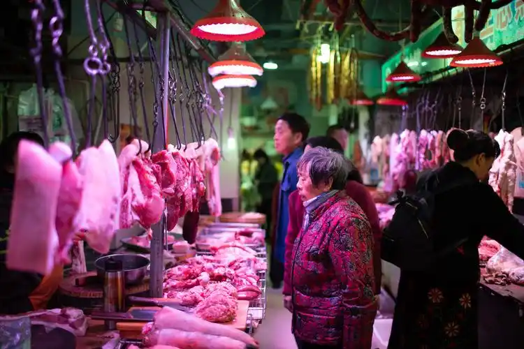 成都一菜市场的猪肉摊