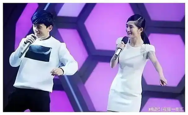 张杰谢娜带仨娃游迪士尼,十指紧扣如热恋情侣,3个保姆很抢镜|何炅