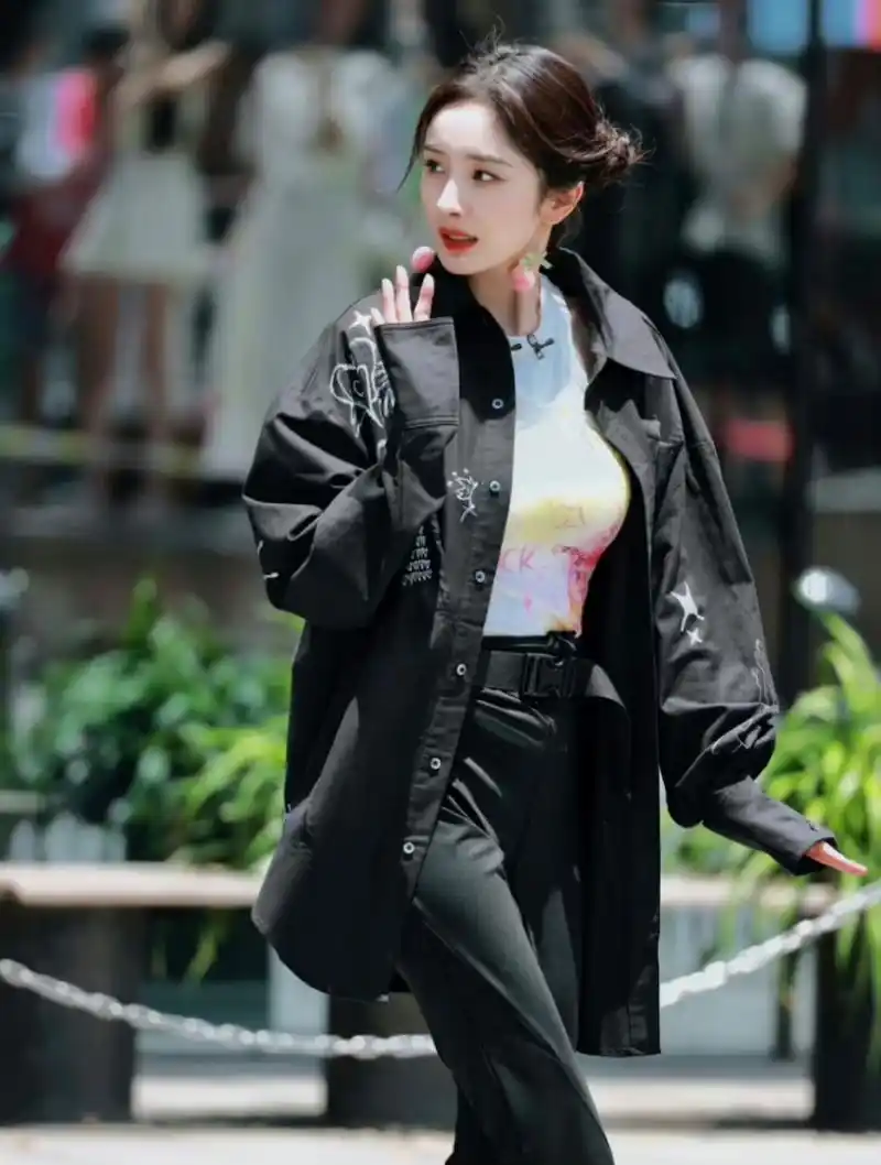 杨幂这水蜜桃耳环好特别,显脸小是真的