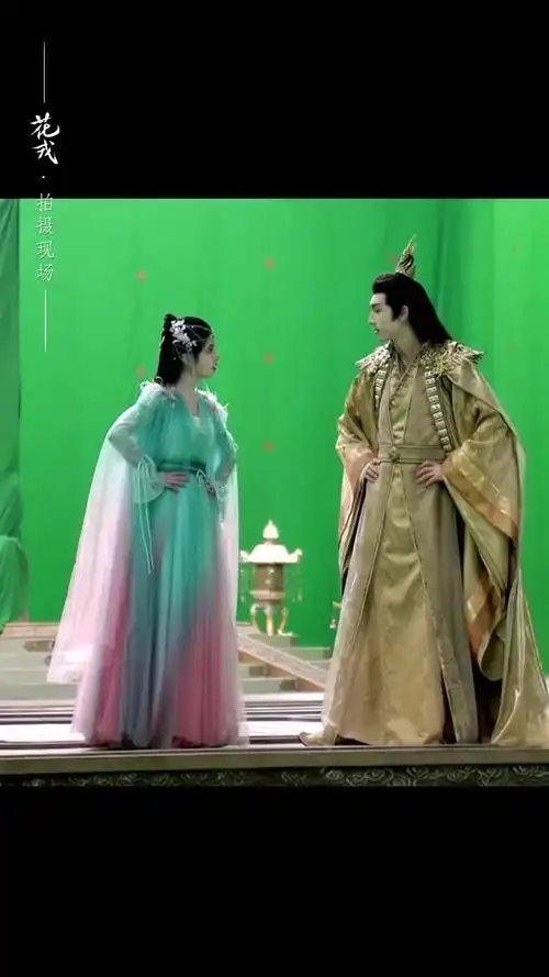 花戎同款动作同款表情这就是所谓默契吧鞠婧祎郭俊辰