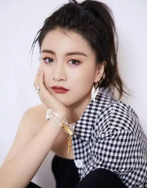 在一次参加节目的时候,李嘉格和导演车澈相识.