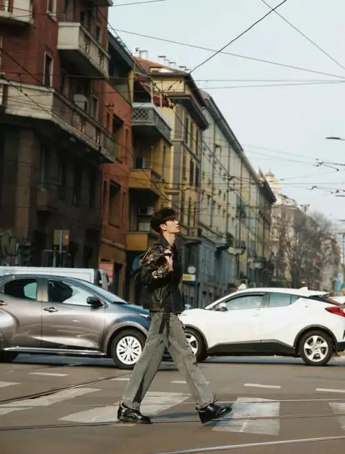 锁定北京时间2月22日凌晨三点etro2024秋冬秀场发布,与@任嘉伦