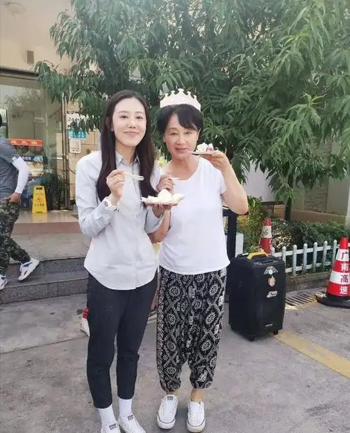 王姬的女儿高丽雯妈妈的心碎因弟弟而起母女俩有份悲壮约定