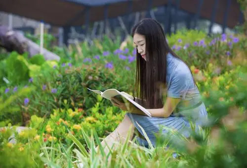 女神 书香气的女子爱读书的女人,她不管走到那里都是一道美丽的风景.