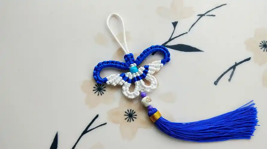 服务升级 3手链:用红绳教你编织一条与众不同的手链,漂亮又喜庆,简单