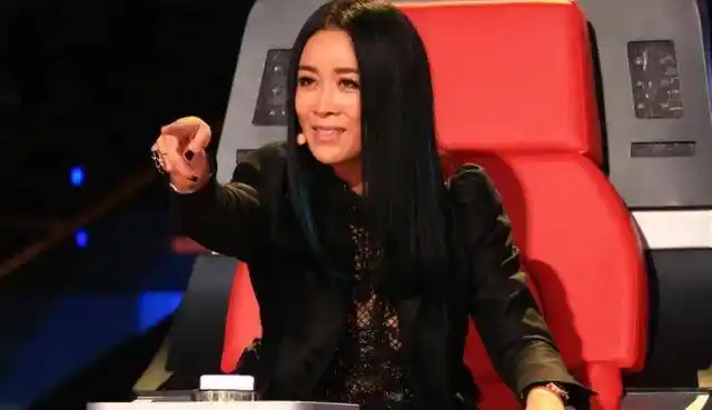 原创硬刚天后那英怒批刀郎不配入选音乐榜后当街踢人陷入争议