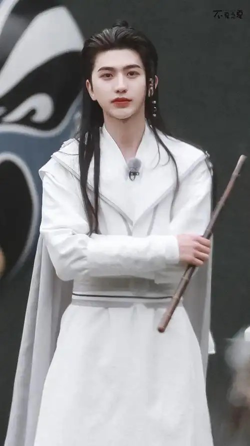 蔡徐坤白衣古装路透