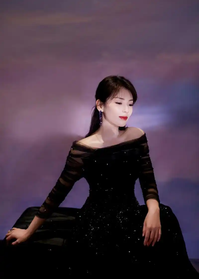 刘涛穿暗夜星河长裙出席金鹰奖02一字肩秀锁骨温柔典雅