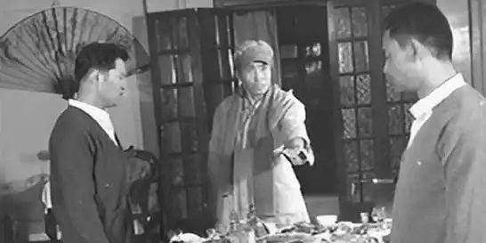 由于染上吸毒恶习,刘青山面色不佳,举止萎靡.