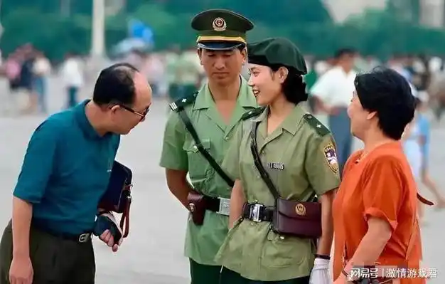 90年代一名头戴贝雷帽的女巡警照片九五式警服看起来英姿飒爽
