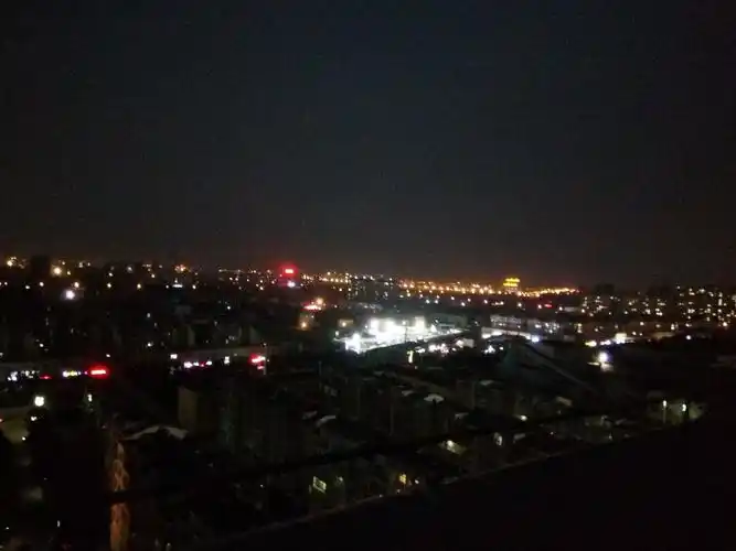 晚风阵阵的夜晚天台 灯光点点 万家星火