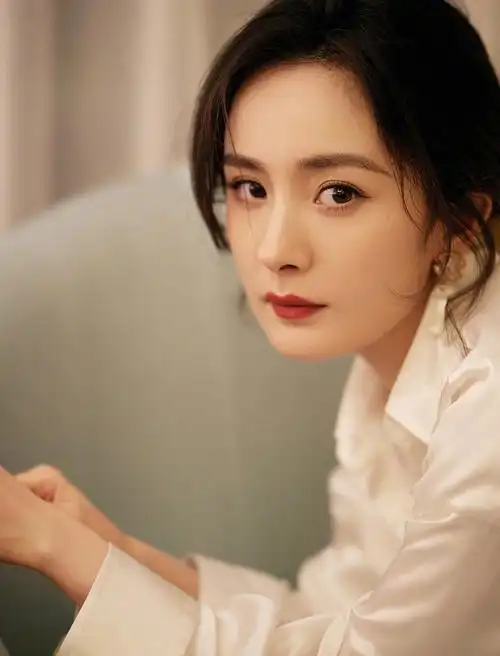 杨幂今日份活动造型图