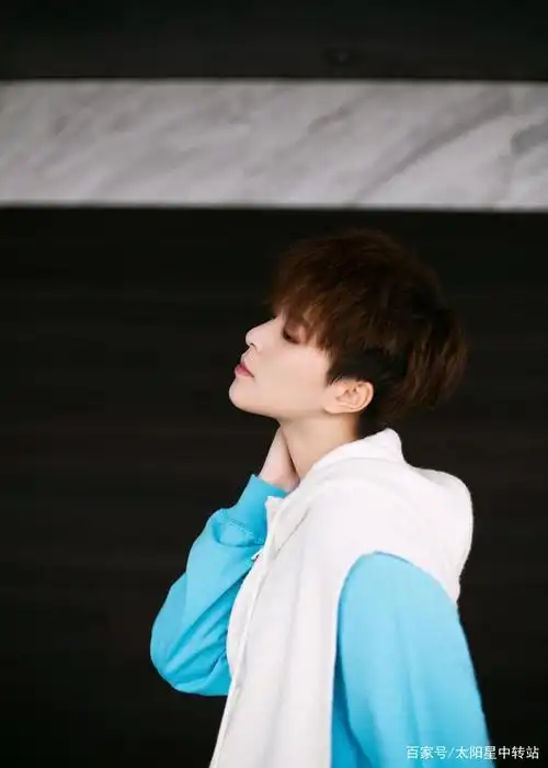 sunnee杨芸晴香芋紫西装帅气出席cosmo时尚盛典