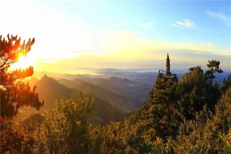 有卖工艺品的,还有卖美食的等,非常热闹4中国蓟州盘山风景名胜区 天津