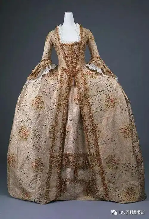 今天想说说欧洲古典服装是因为偶然翻到了《乱世佳人》的剧照,真的被