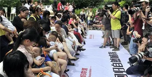 福州辣妈街头哺乳快闪