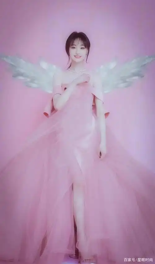 郑爽穿蝴蝶结礼服裙出席活动,网友热议:她怎么可以这么美