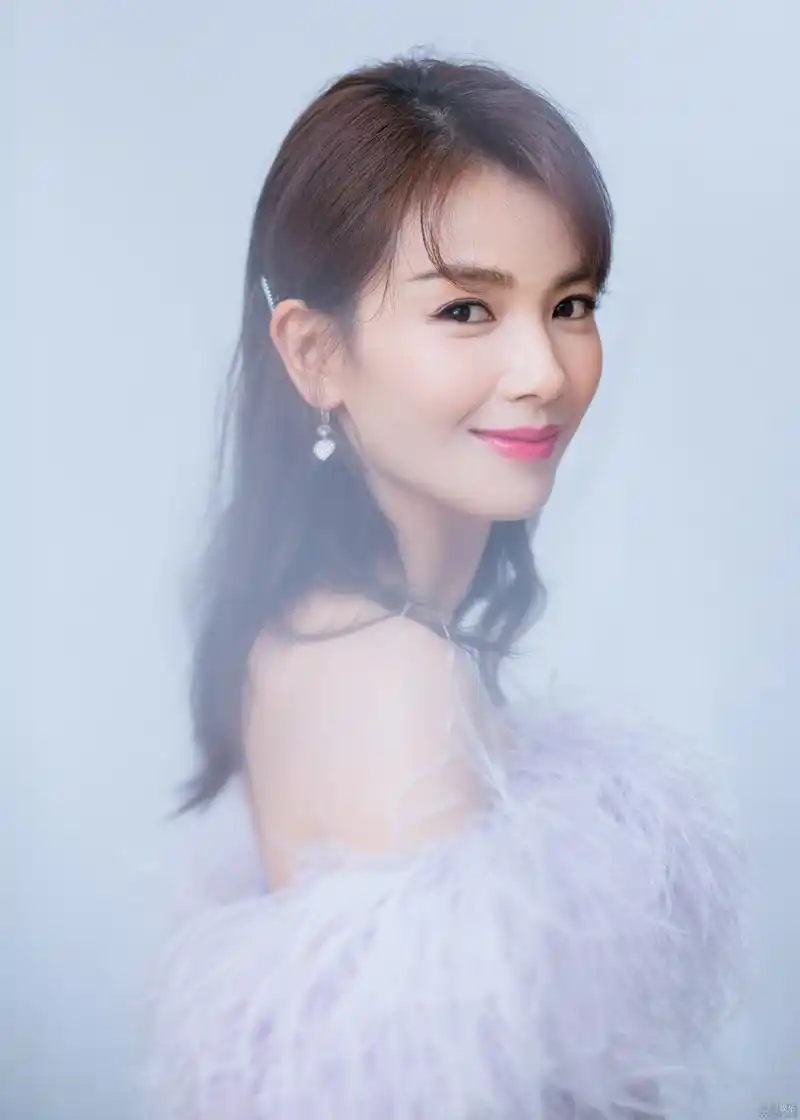 刘涛穿羽毛裙秀锁骨造型温婉淑女气质尽显