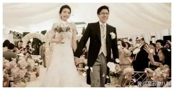 看霍启刚庆祝结婚11周年手牵手看剧平淡中透露着幸福