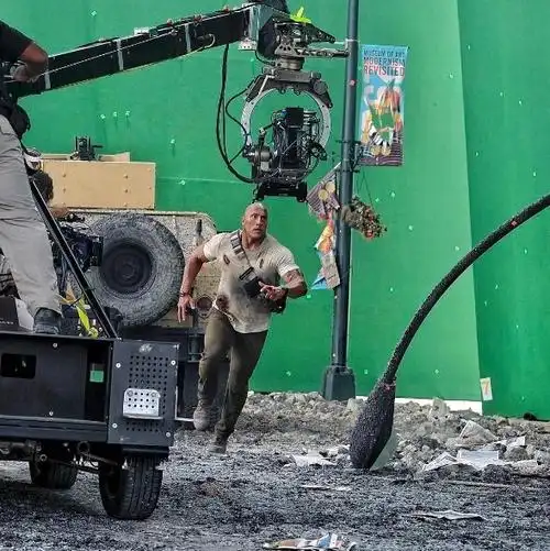 《狂暴》片场照 "巨石强森"形容狼狈奋力疾奔