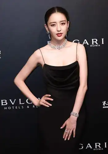 佟丽娅大红妆气场超强,气质大变样,一袭吊带裙大秀性感直角肩