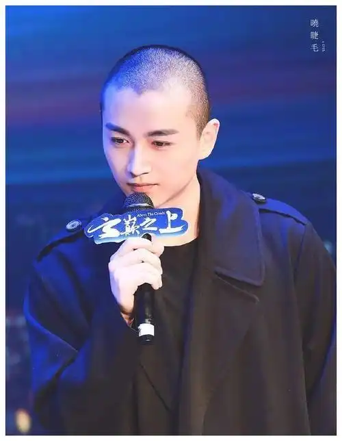 一眼就能看到不同形状的男星发际线