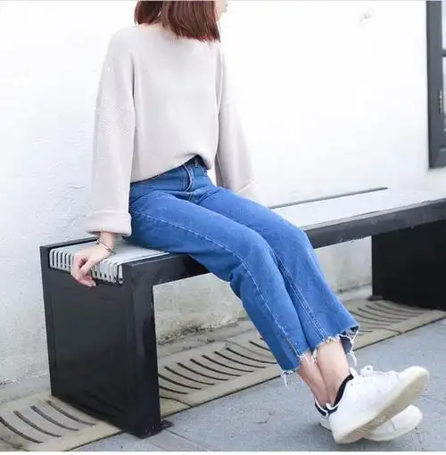 毛衣 牛仔裤 白鞋