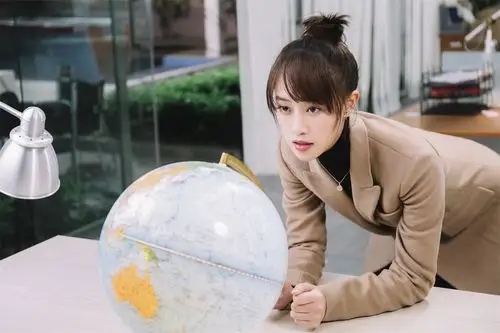 蓝盈莹《匠心传奇》化身"人形镇纸" "最红"联名款意义深