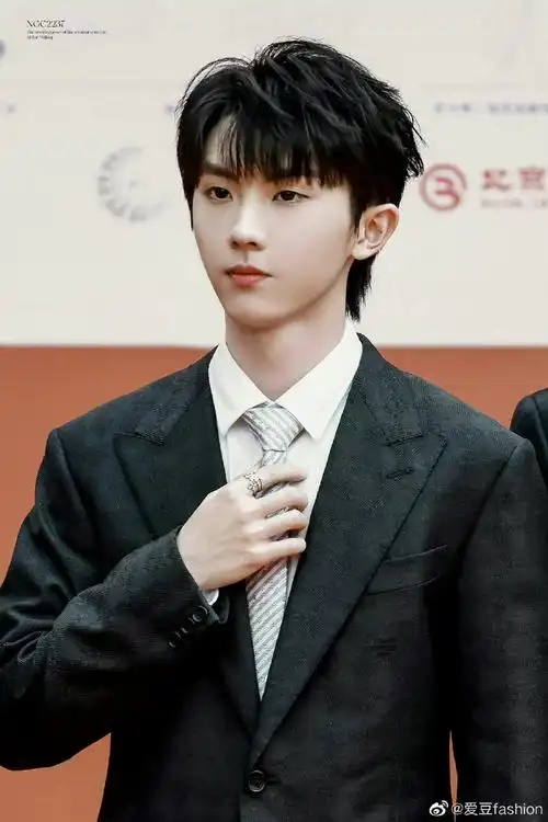 马嘉祺超话#马嘉祺我们的歌4预告视频#穿白色西装的马哥太帅啦!