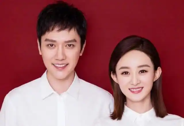 都是拍结婚证件照,大家都是红底白衬衫,看到papi酱我懵了