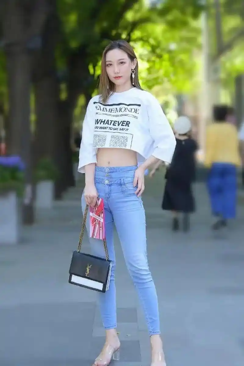 白t桖蓝牛仔青春靓丽活泼可爱#紧身牛仔裤美女# #时尚街拍美女