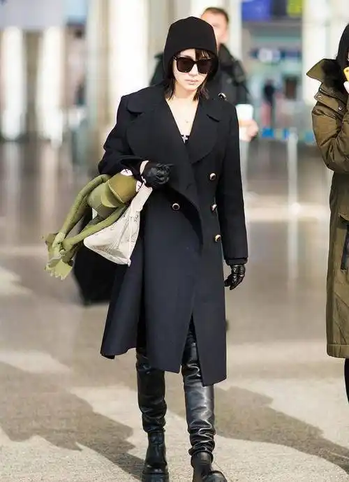 时尚的,而且也能够减少纯黑色带来的厚重感,王子文穿着灰色卫衣搭配