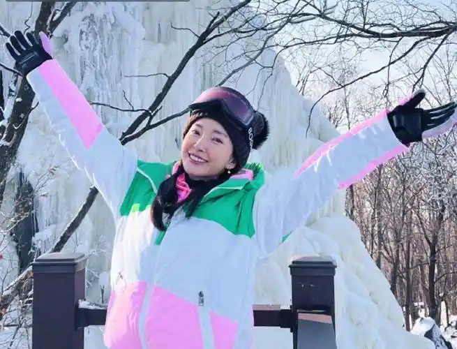 51岁李冰冰现身吉林滑雪!