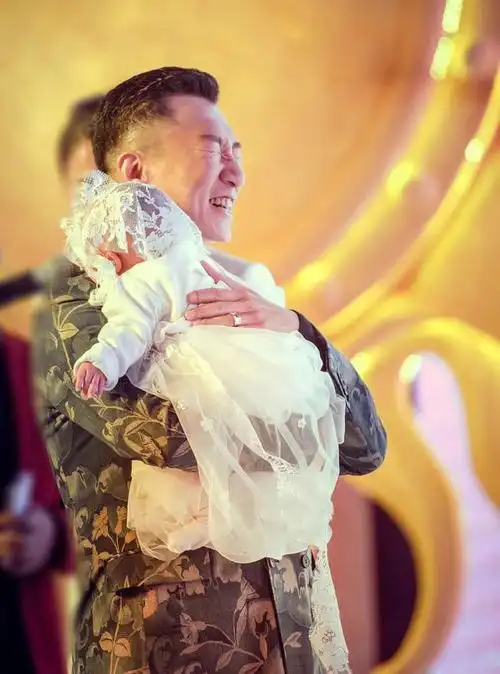 宠娃狂魔孙红雷上线百日宴抱女儿眼睛都笑没了