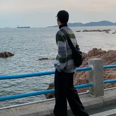 男生在海边的帅气背影侧脸头像 面朝大海日落男生头像图片_男生头像