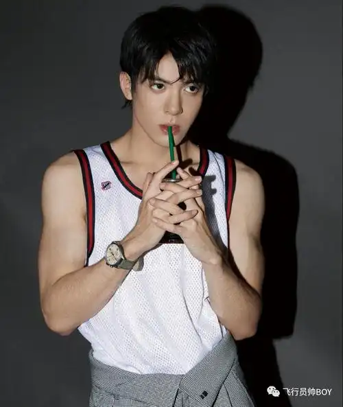 小鲜肉男星曾舜晞想不到衣服下竟藏着不错的肌肉身材