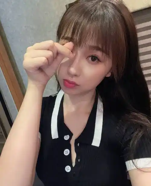 原创虞书欣制服写真蓝白海军服配双马尾俏皮可爱坐在机车上好帅