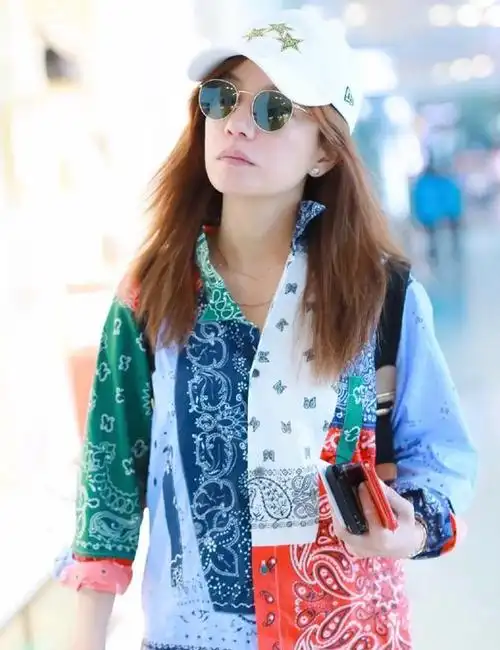 赵薇百家衣穿出夏日风情拼色亮眼有人吐槽就是乞丐服