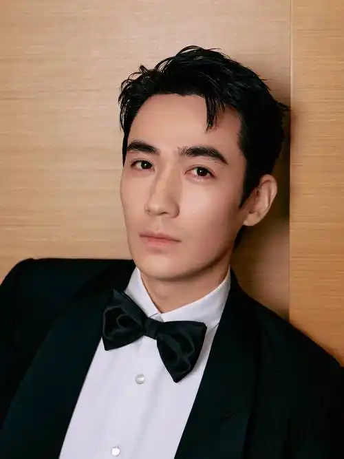 朱一龙生活照曝光 戴棒球帽黑框眼镜仰头大笑-搜狐大视野-搜狐新闻