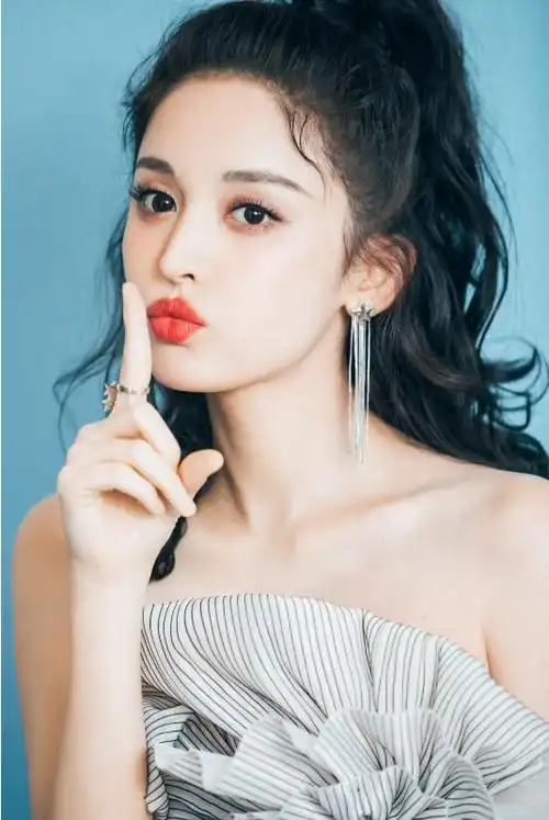 31岁古力娜扎"扫楼",露脐装展现曼妙身姿,网友:美得不可方物