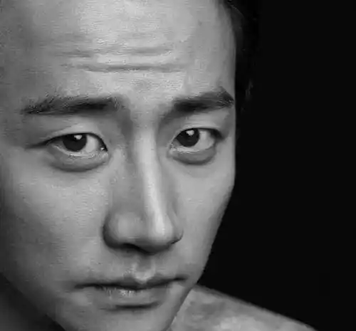 黄轩黄轩并不属于美男,近距离的他看起来特别糙,男人味十足,大鼻子很