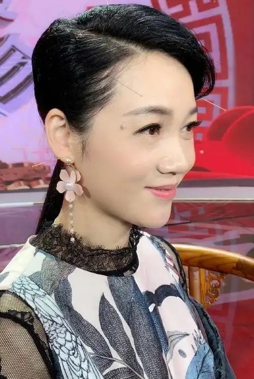 安徽卫视一姐周群在舞台上体验针灸