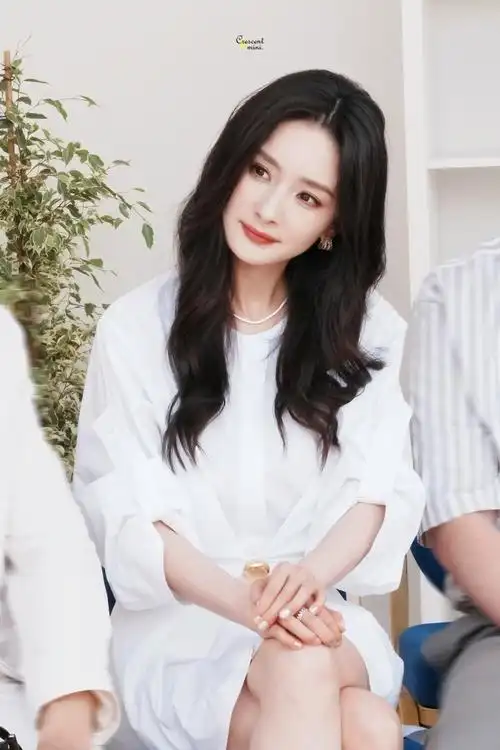 杨幂戛纳街拍##杨幂ins晒照##杨幂棕红色风衣##杨幂靴子##今日星拍