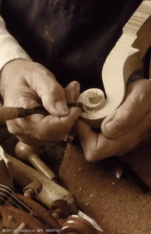 雕刻手提琴匠人图片