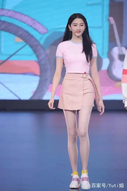 车模系列!关晓彤小姐姐的身材绝对不逊色于一般模特啊,太争气啦!