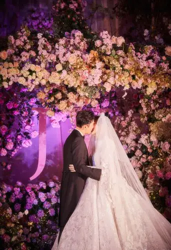 唐嫣罗晋婚纱照唐嫣罗晋结婚现场唐嫣白色露背婚纱