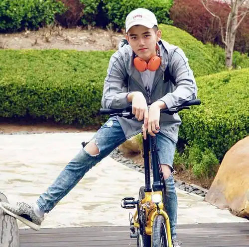 陈飞宇从210斤小胖子减肥减成小帅哥,父母不高兴还说他瘦脱相了